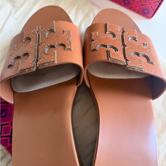 Tory Burch INES 80MM WEDGE SLIDE
CALF LEATHER/METALLIC VEG
LEATHER
SIZE US 7 - Picture 9 of 13